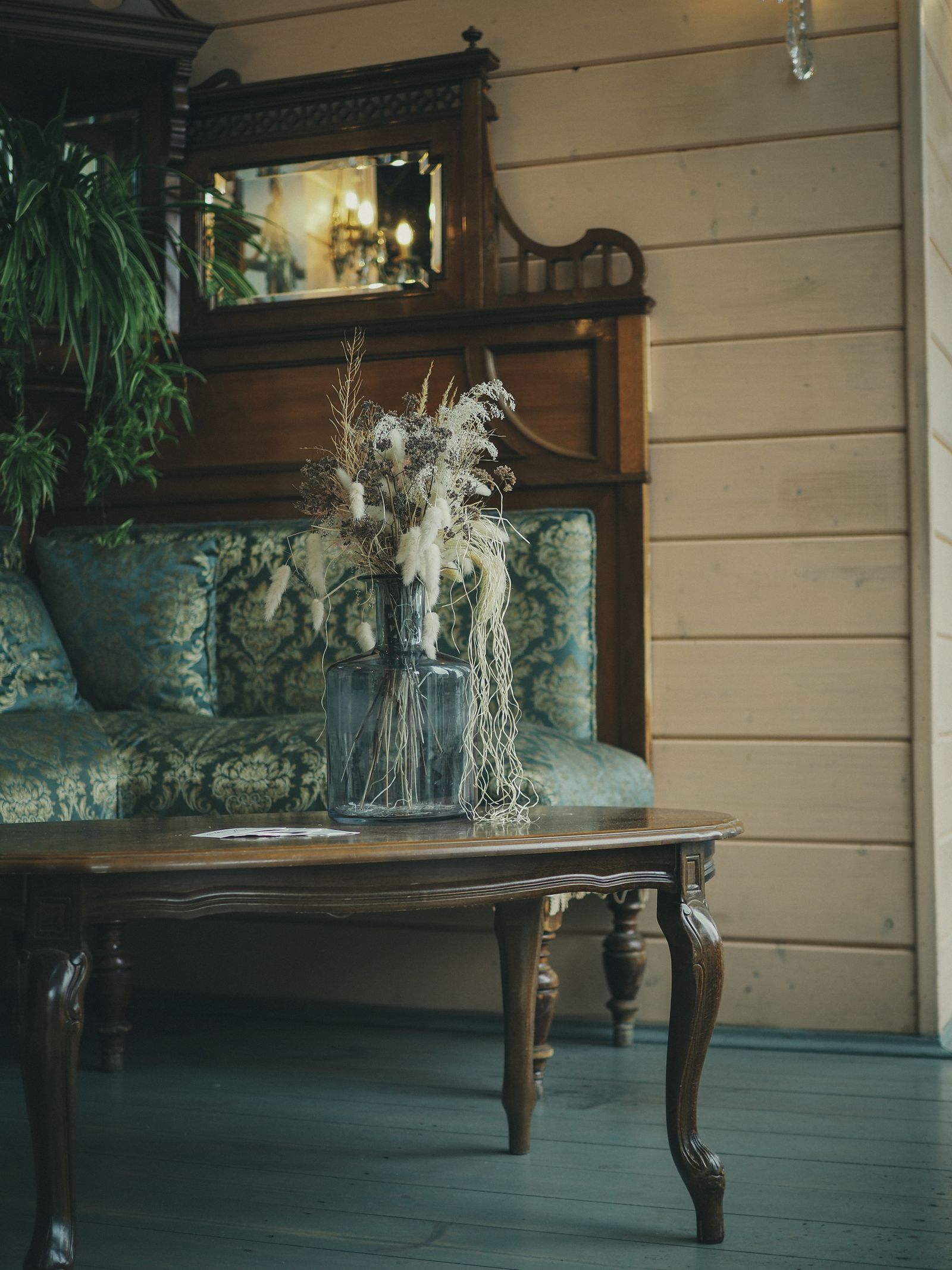 Design inspiration: vintage wood furniture, botanical upholstery and a glass vase